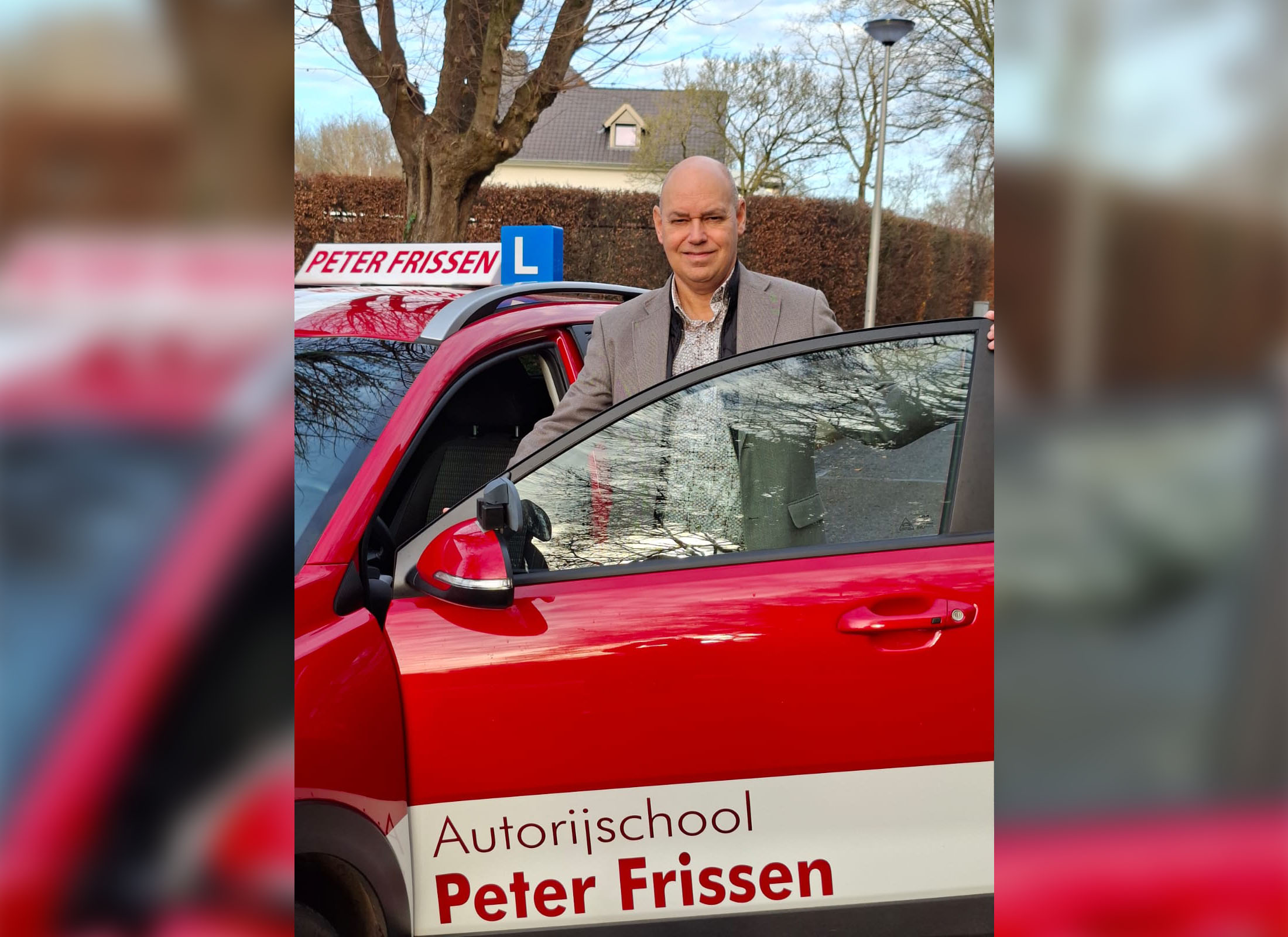 Peter Frissen bij de lesauto